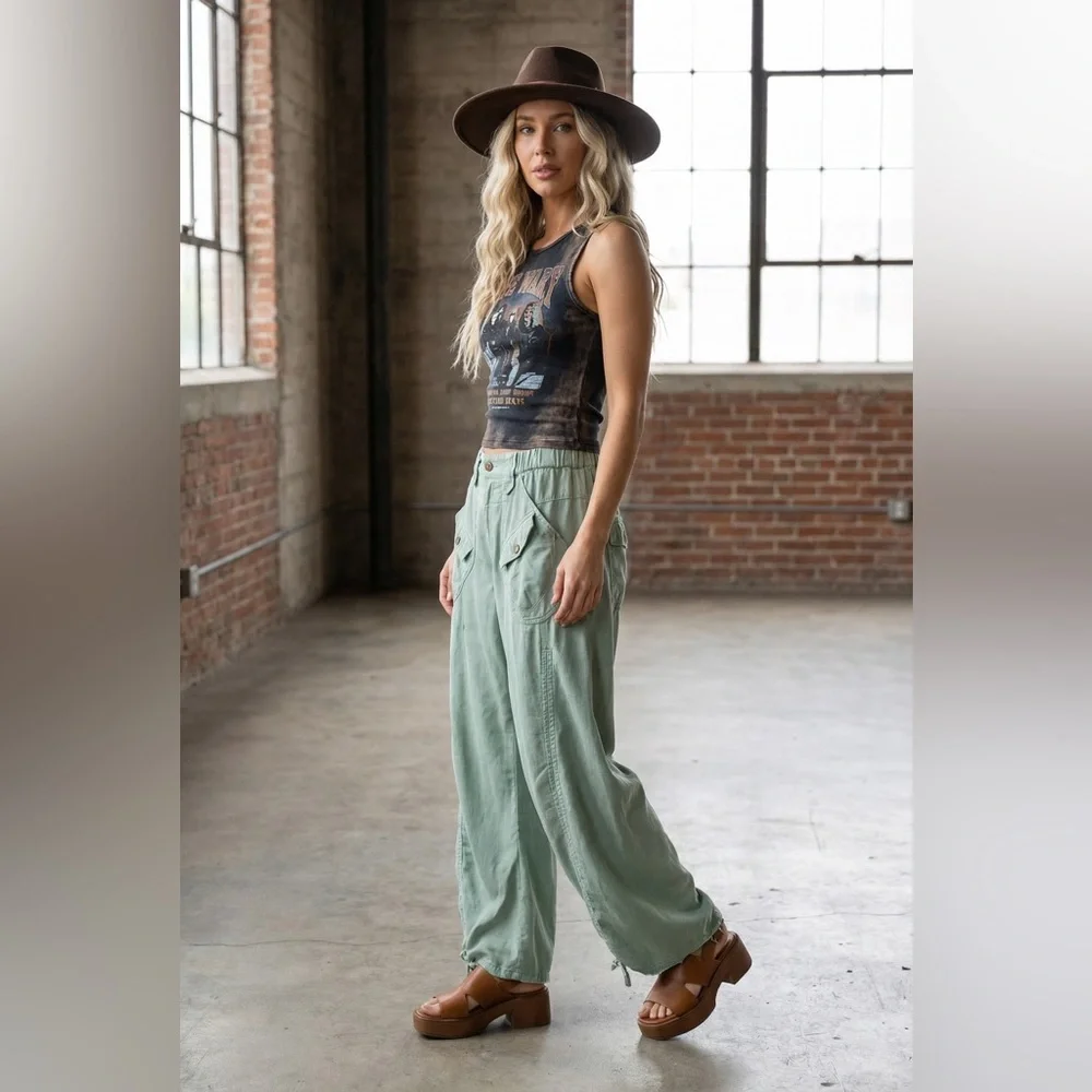 NWT Bluevelvet Cargo Pocket Tencel Side Ruched Sage Cropped Pants - Picture 2 of 7